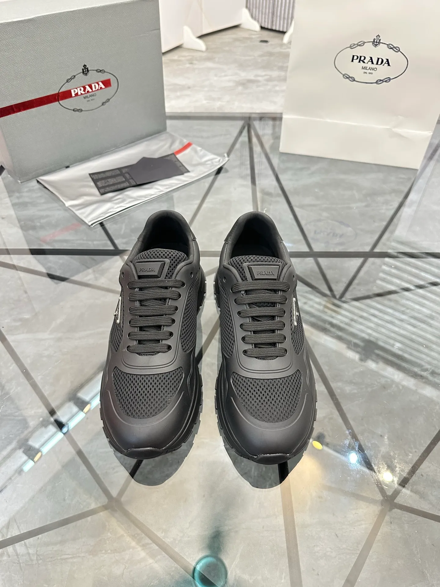 Men's shoes for sale 💰: 💰P600¥ High-end top quality Product trademark: Prada *"Prada*" low-top casual shoes Regular size: 38-45 (can be customized to 46) Product materials: Upper imported glue splicing original material, breathable lining, cowhide foot pads, original outsole. Number: 832